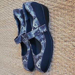 COMFORT CLUB leather snakeskin mary jane wedge shoes. EU size 41 or US 10.5/11.